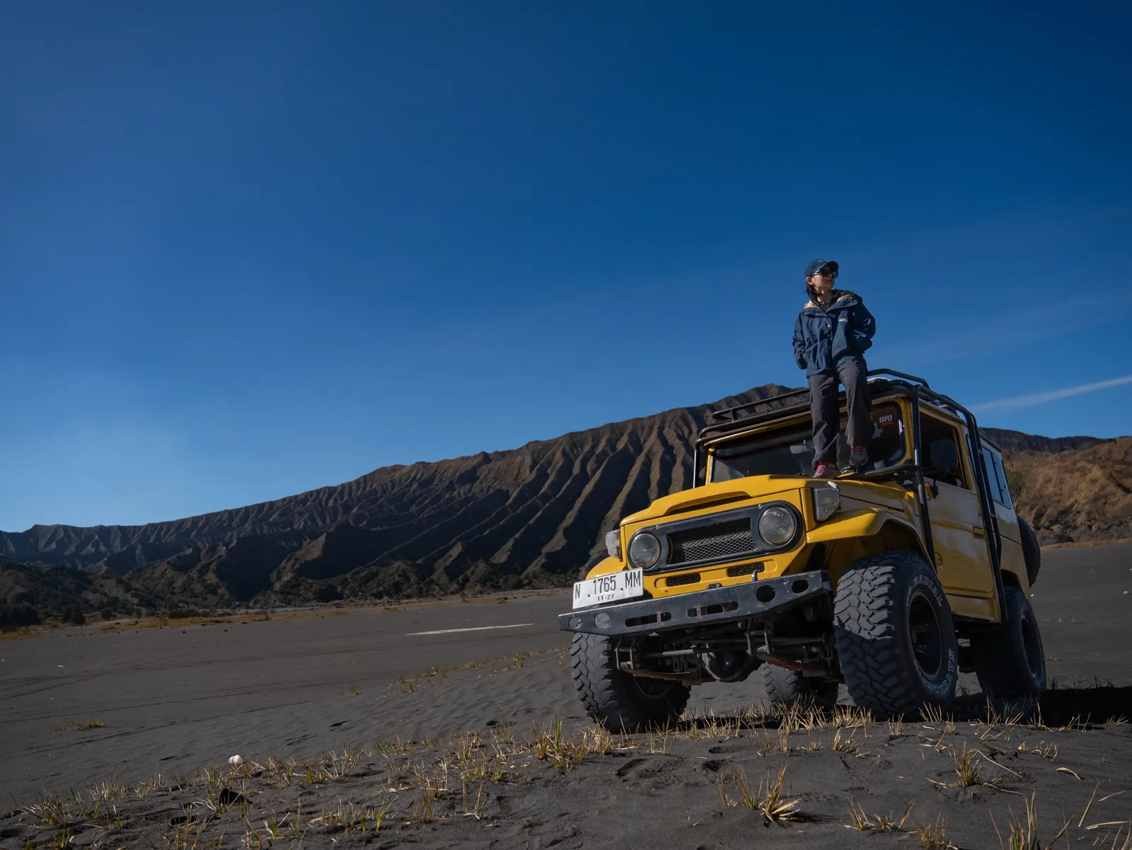 Traveller with a private jeep in the Widodaren caldera