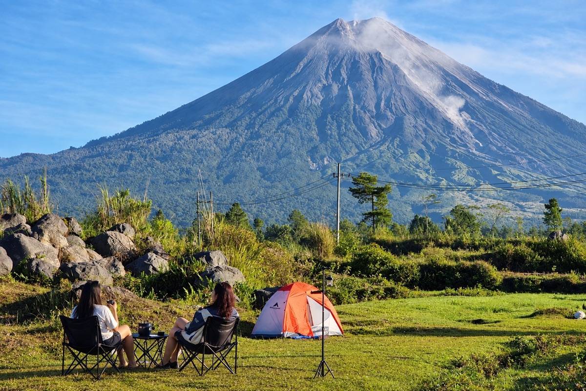 Travellers camping at Kali Kebo with Mount Semeru